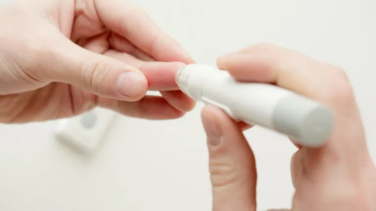 Caixa terá de custear insulinas e sensor de glicose para filha de empregada e indenizá-la