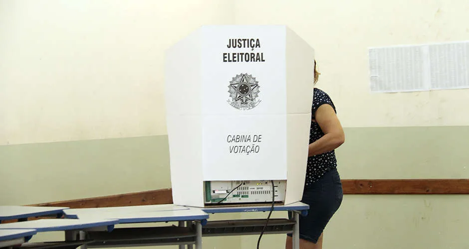 Saiba quais situações permitem acompanhante na cabine de votação neste domingo