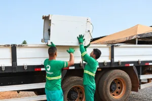 Moradores de Goiânia podem pedir coleta gratuita de móveis e