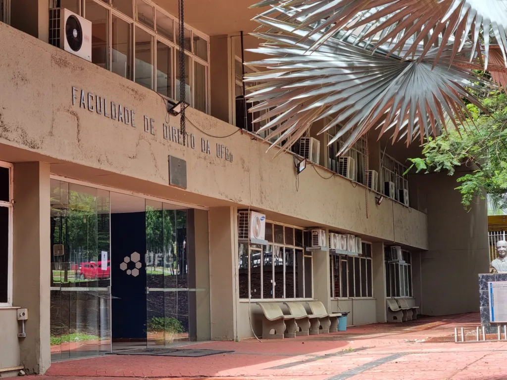 Faculdade de Direito da UFG abre inscrições para cursos de IA aplicada ao Direito e reforma tributária