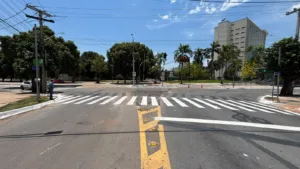 No cruzamento da Avenida 85 com a Praça Cívica, Prefeitura