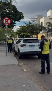 Operação Esquina Livre reforça combate a veículos estacionados irregularmente em