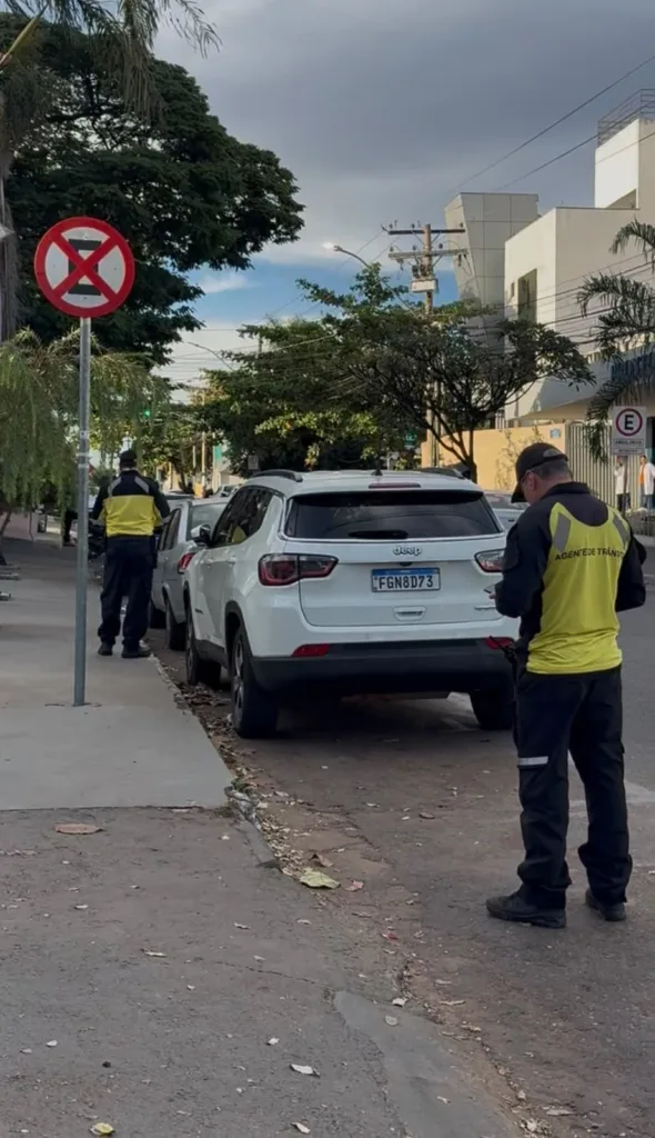 Operação Esquina Livre reforça combate a veículos estacionados irregularmente em