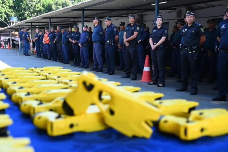 Prefeito Sandro Mabel entrega 450 armas não letais à Guarda
