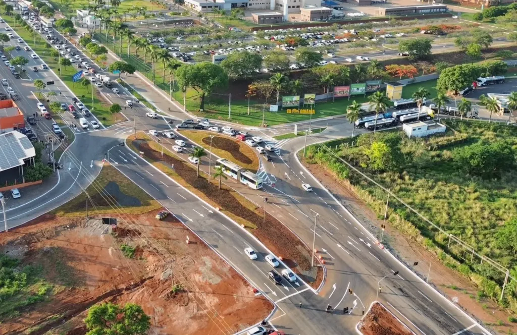 Prefeito Sandro Mabel entrega reconfiguração viária no cruzamento da GO-070