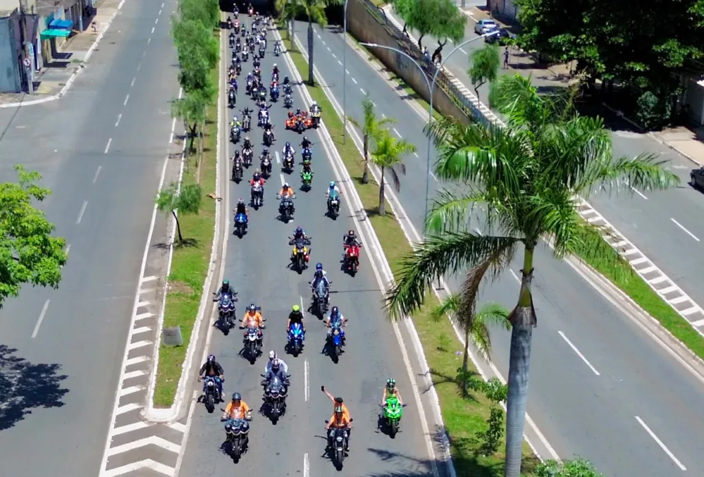 Prefeito Sandro Mabel participa de passeio de motos em celebração