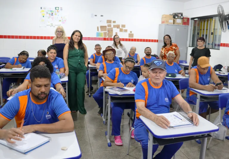 Profissionais da Educação de Jovens e Adultos participam de formação