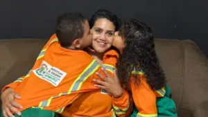 Réplica de uniforme de gari é usada por filhos para