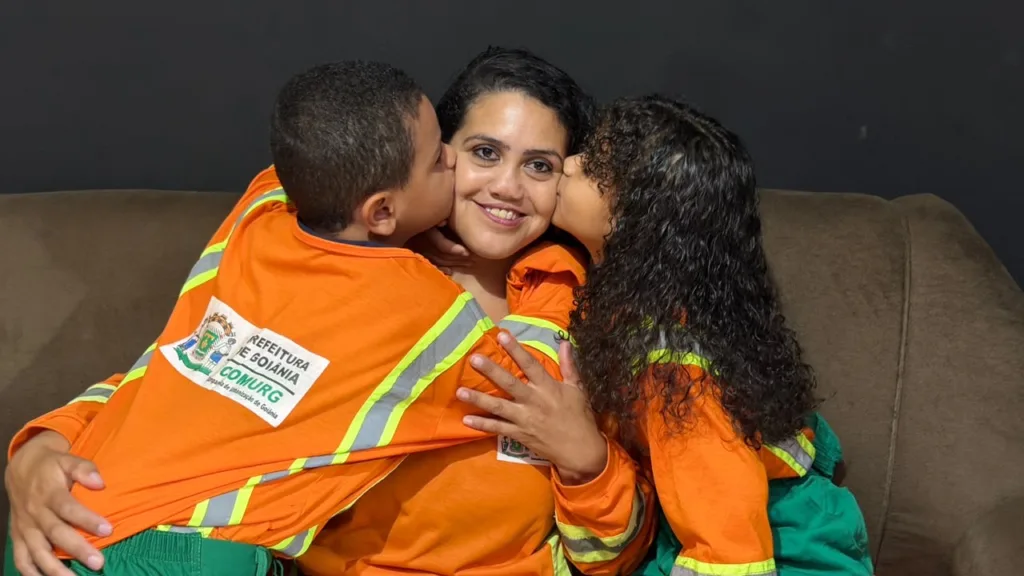 Réplica de uniforme de gari é usada por filhos para