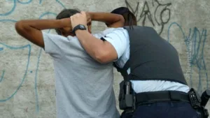 Nervosismo e descarte de objeto justifica busca pessoal e afasta absolvição por prova ilícita