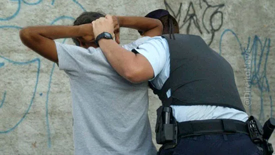 Nervosismo e descarte de objeto justifica busca pessoal e afasta absolvição por prova ilícita