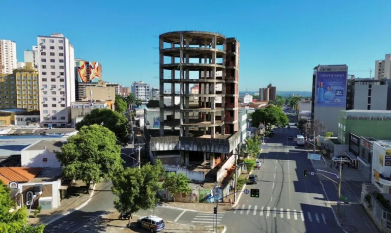 Sandro Mabel anuncia retomada de obra em prédio abandonado há