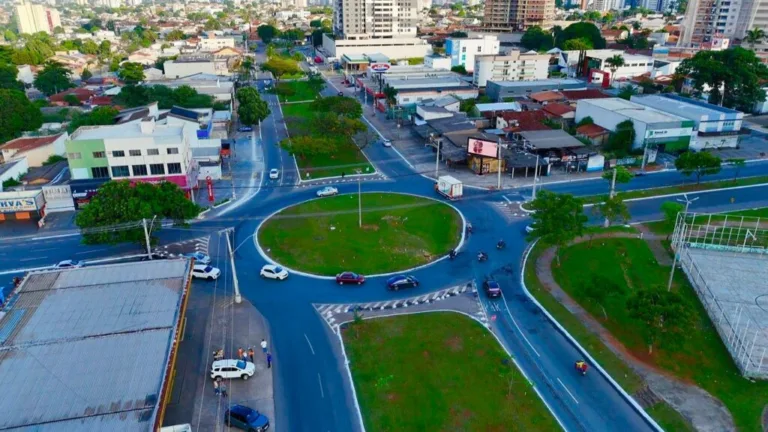 Sandro Mabel inicia obra para trocar rotatória por semáforos no