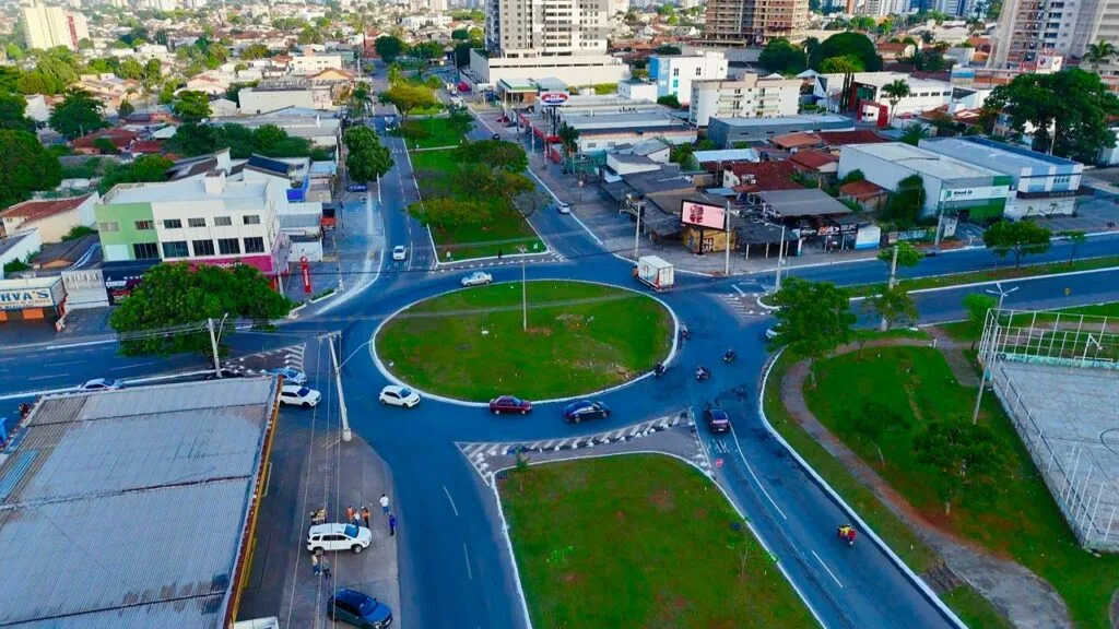 Sandro Mabel inicia obra para trocar rotatória por semáforos no