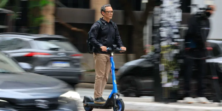 Prefeitura de SP começa a fiscalizar bicicletas e patinetes elétricos