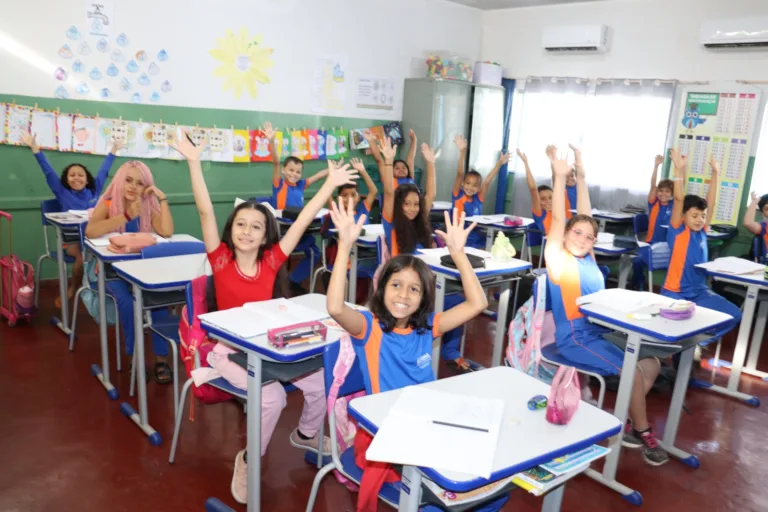 Secretaria de Educação de Goiânia entrega equipamentos e materiais a