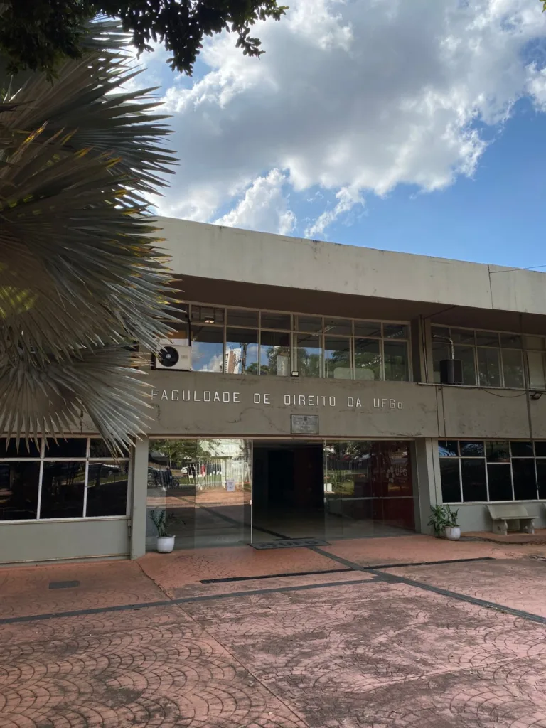 Faculdade de Direito da UFG abre inscrições para cursos sobre inteligência artificial e reforma tributária