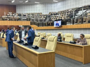 Vereadores aprovam em turno inicial mudanças para servidores administrativos da